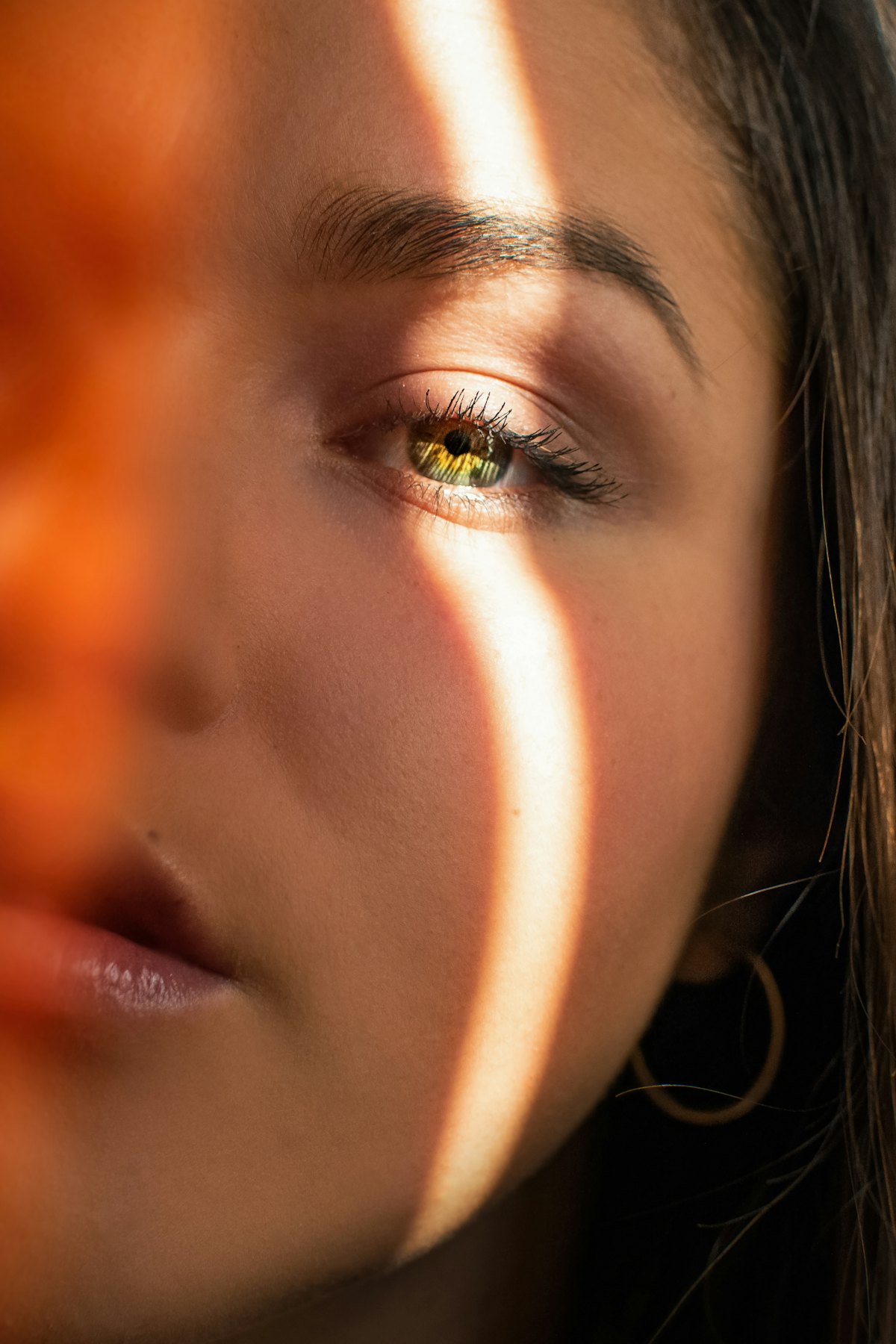 Retrato de una clienta con luz cálida