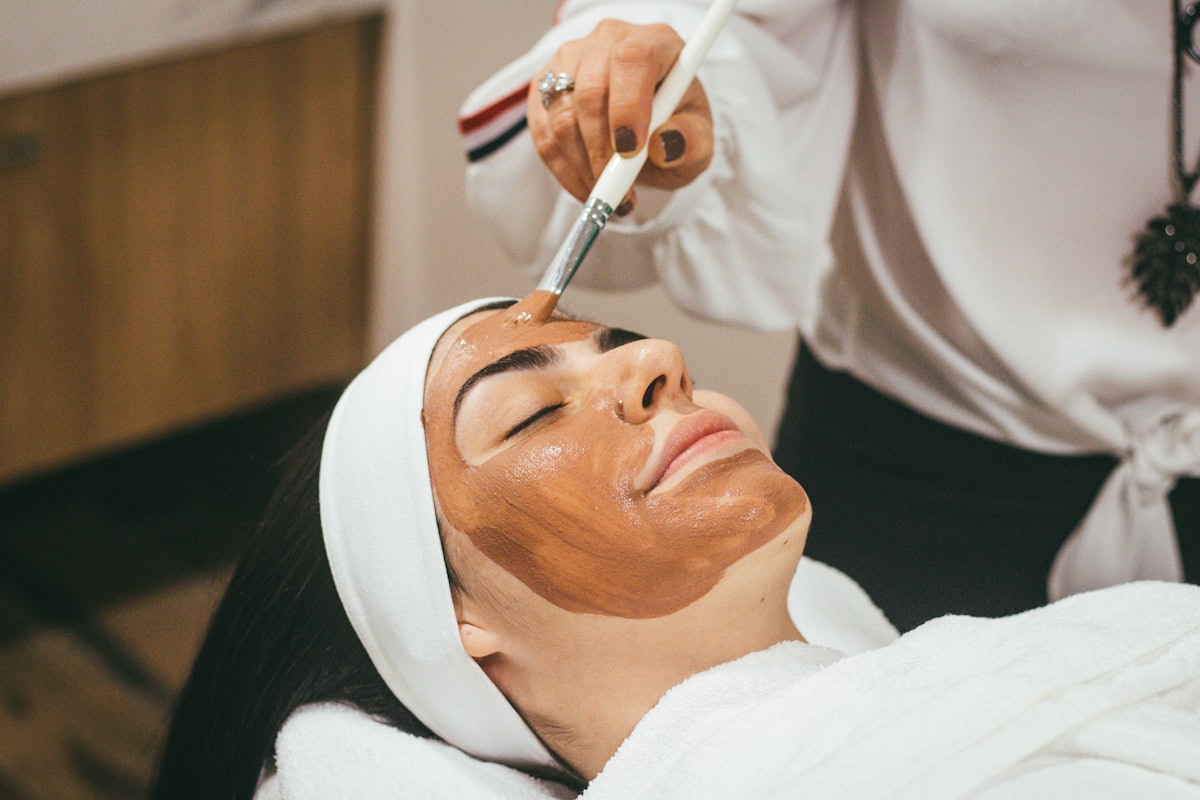 Clienta recibiendo una mascarilla facial