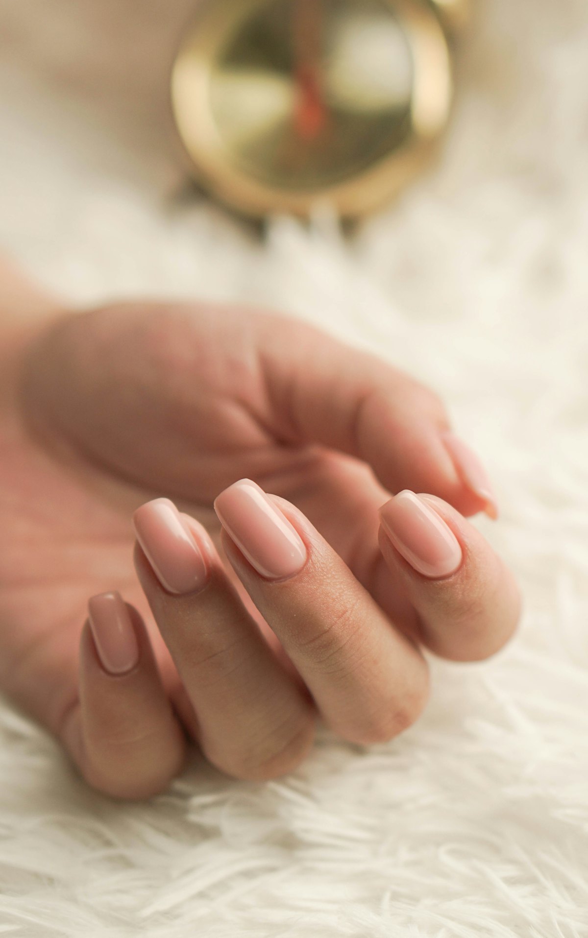 Manos con manicura en tono nude